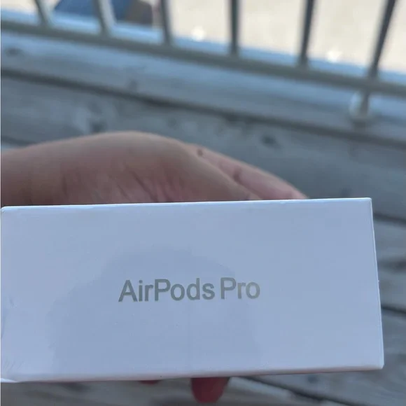 Apple AirPods Pro Box in White